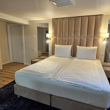 Hotel Queen Râmnicu Vâlcea エクステリア 写真