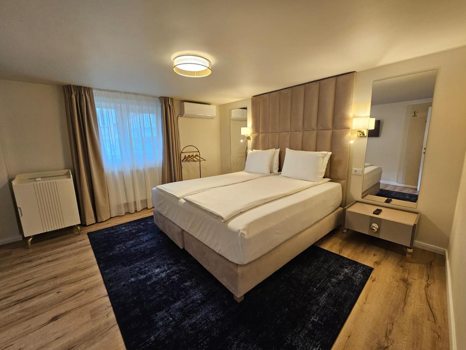 Hotel Queen Râmnicu Vâlcea エクステリア 写真