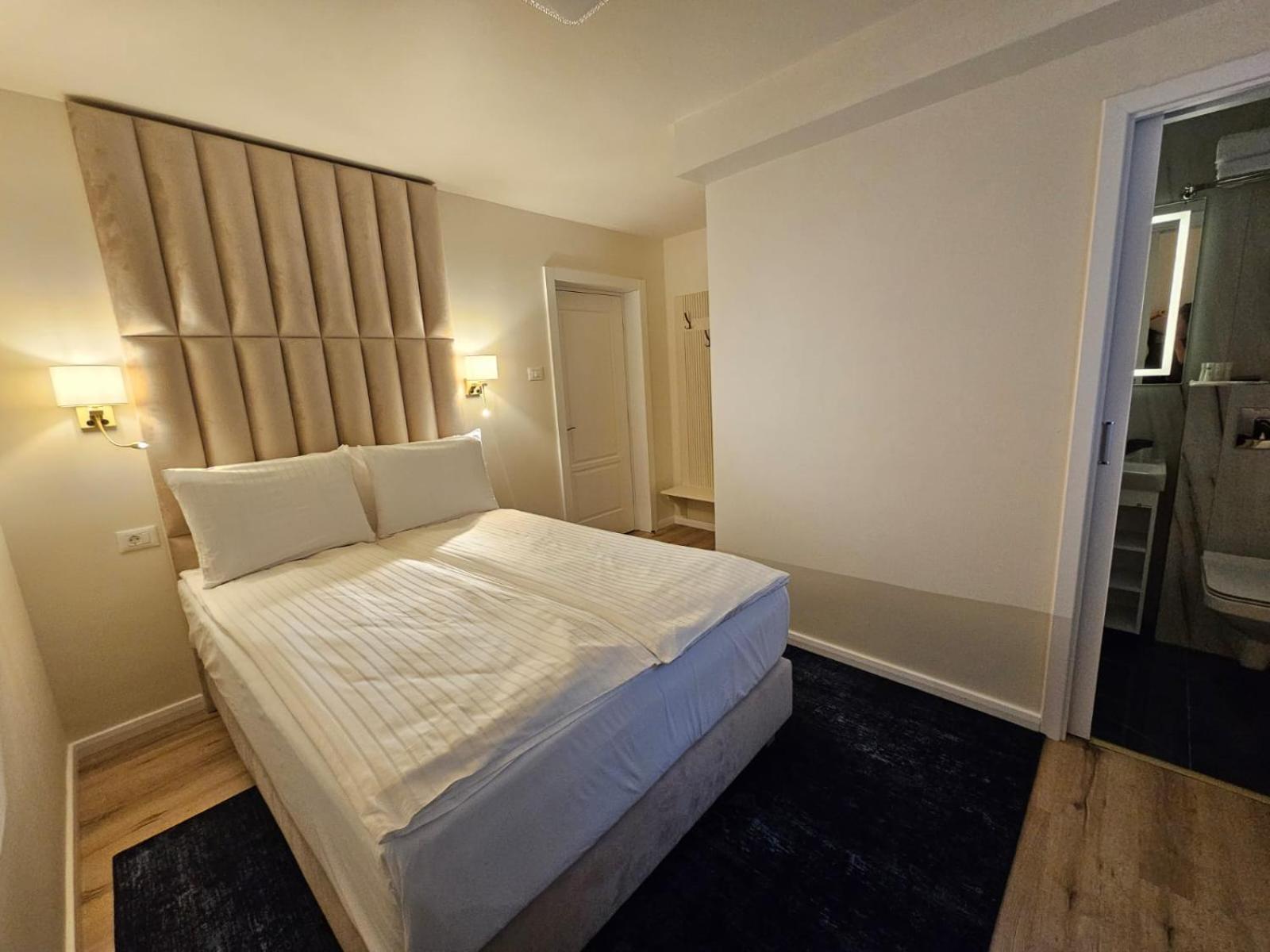 Hotel Queen Râmnicu Vâlcea エクステリア 写真