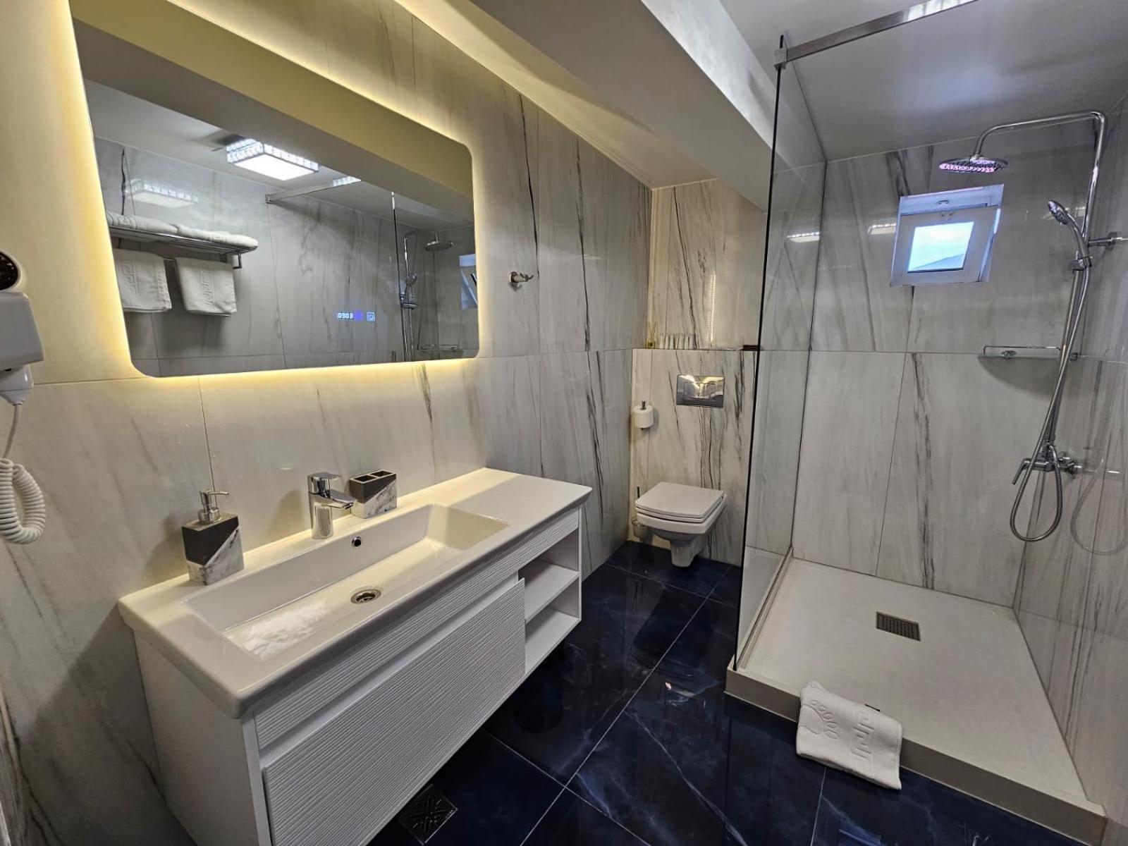 Hotel Queen Râmnicu Vâlcea エクステリア 写真