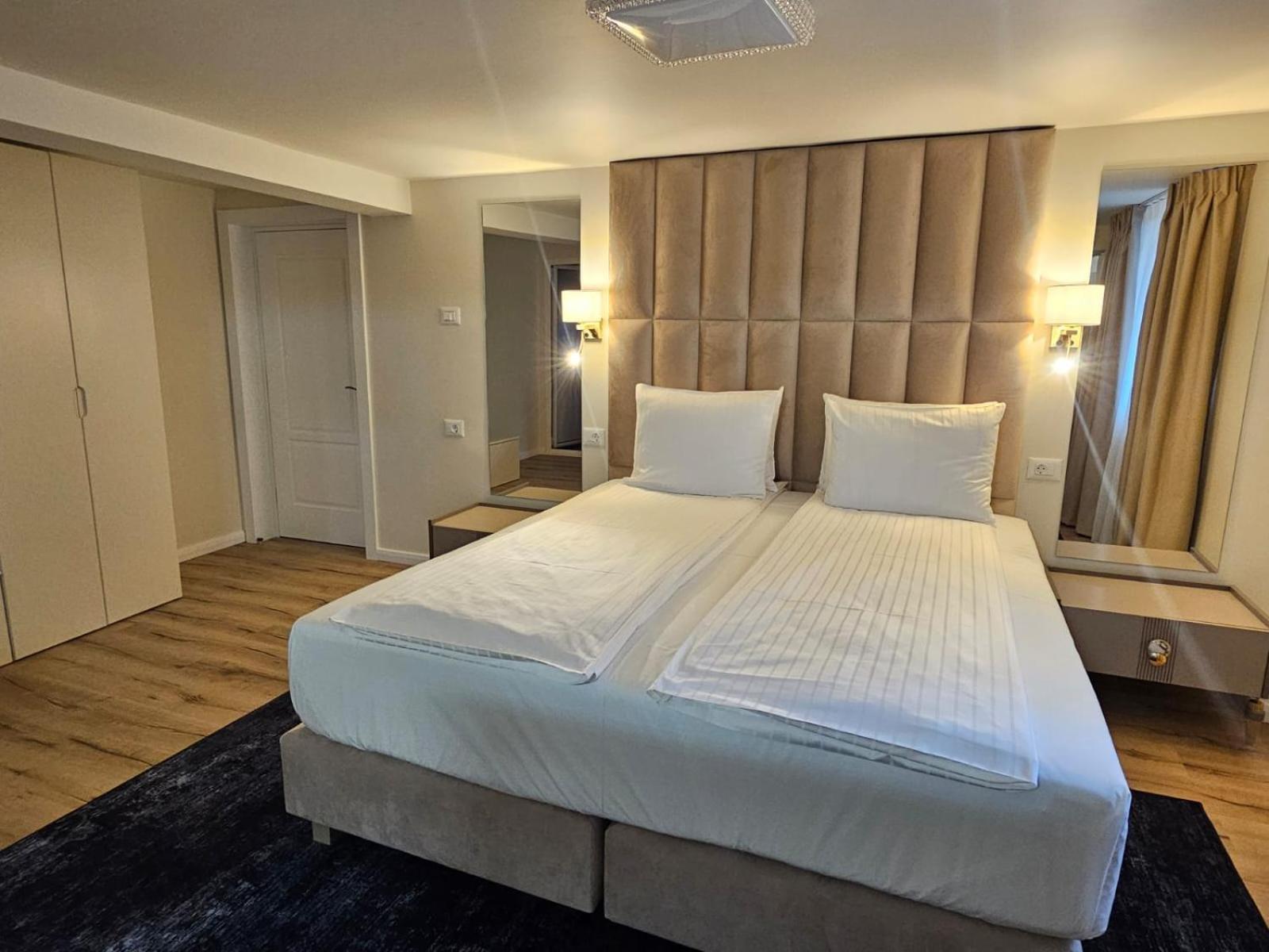 Hotel Queen Râmnicu Vâlcea エクステリア 写真